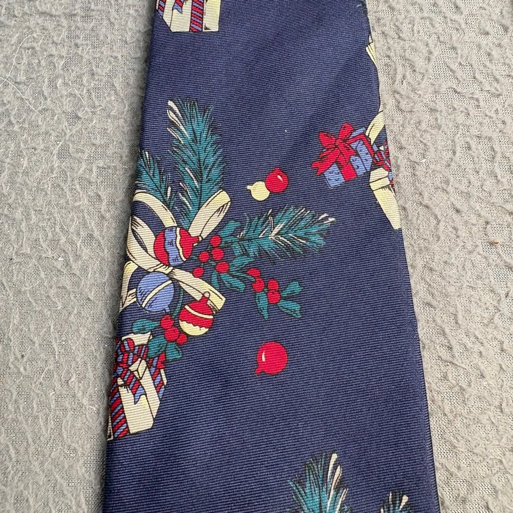 Resilio Mens Christmas Holiday Tie Navy Blue Ornaments Pine Berries Silk Blend